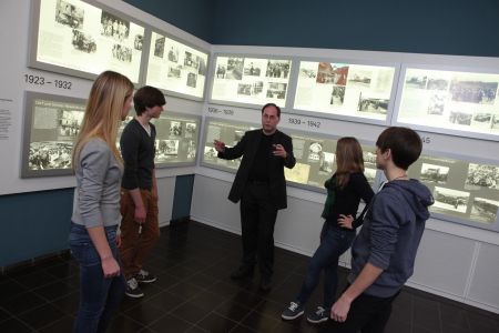 Jugendliche in Ausstellung